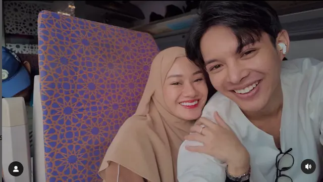6 Potret Romantis Rey Mbayang dan Dinda Hauw Selama Umrah,