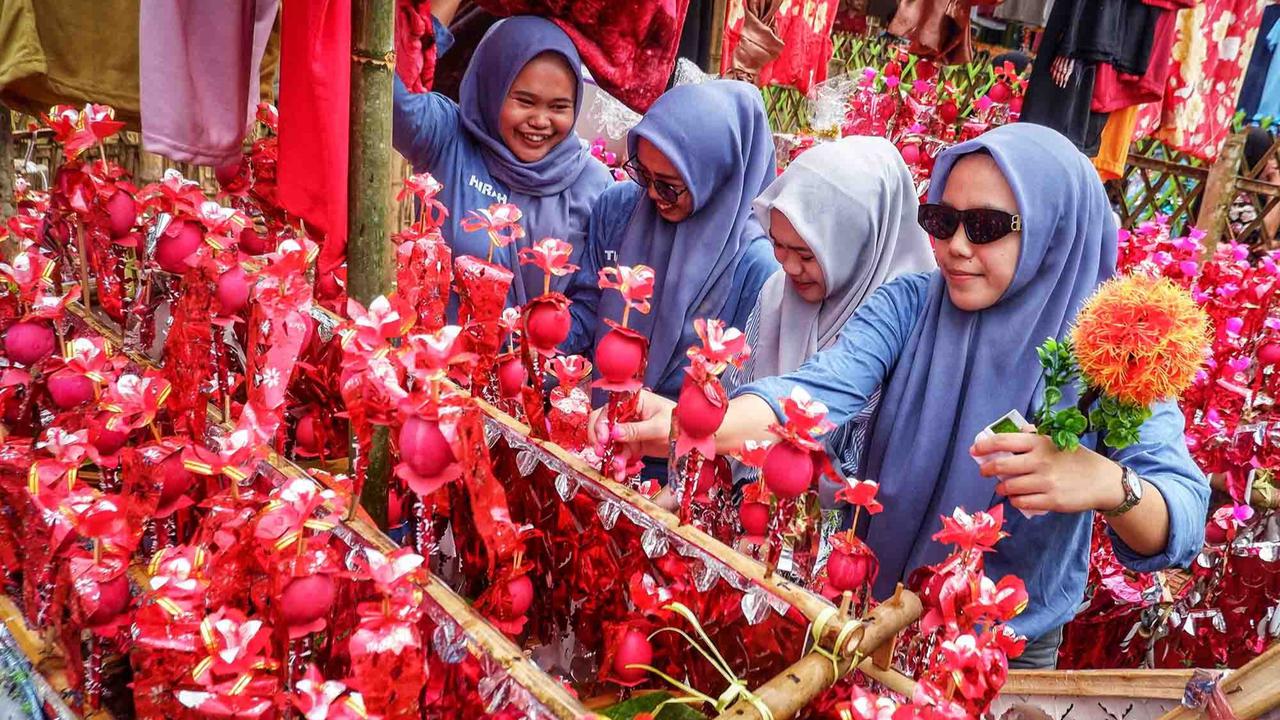 Judul: Uniknya Tradisi Maulid Nabi dengan Miniatur Perahu Pinisi di Maros Sulsel