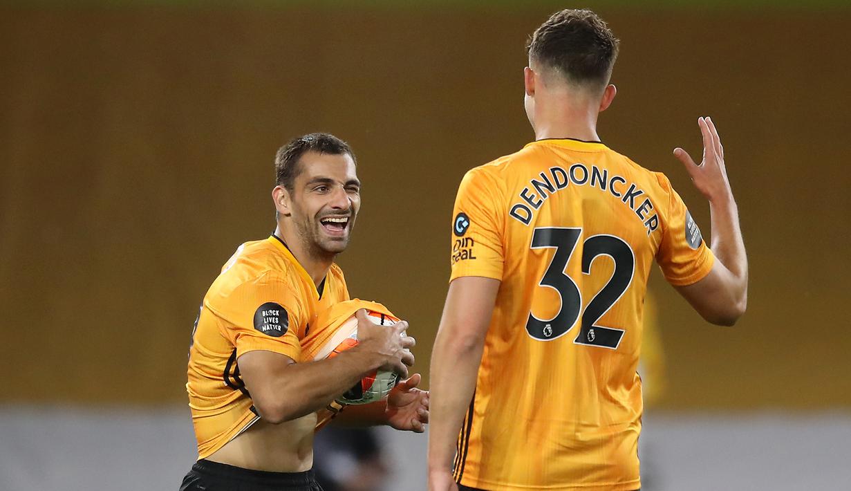 Bek Wolverhampton Wanderers, Jonny Otto, merayakan gol yang dicetaknya ke gawang Crystal Palace pada laga lanjutan Premier League di Molineux Stadium, Selasa (21/7/2020) dini hari WIB. Wolves menang 2-0 atas Crystal Palace. (AFP/Martin Rickett/pool)