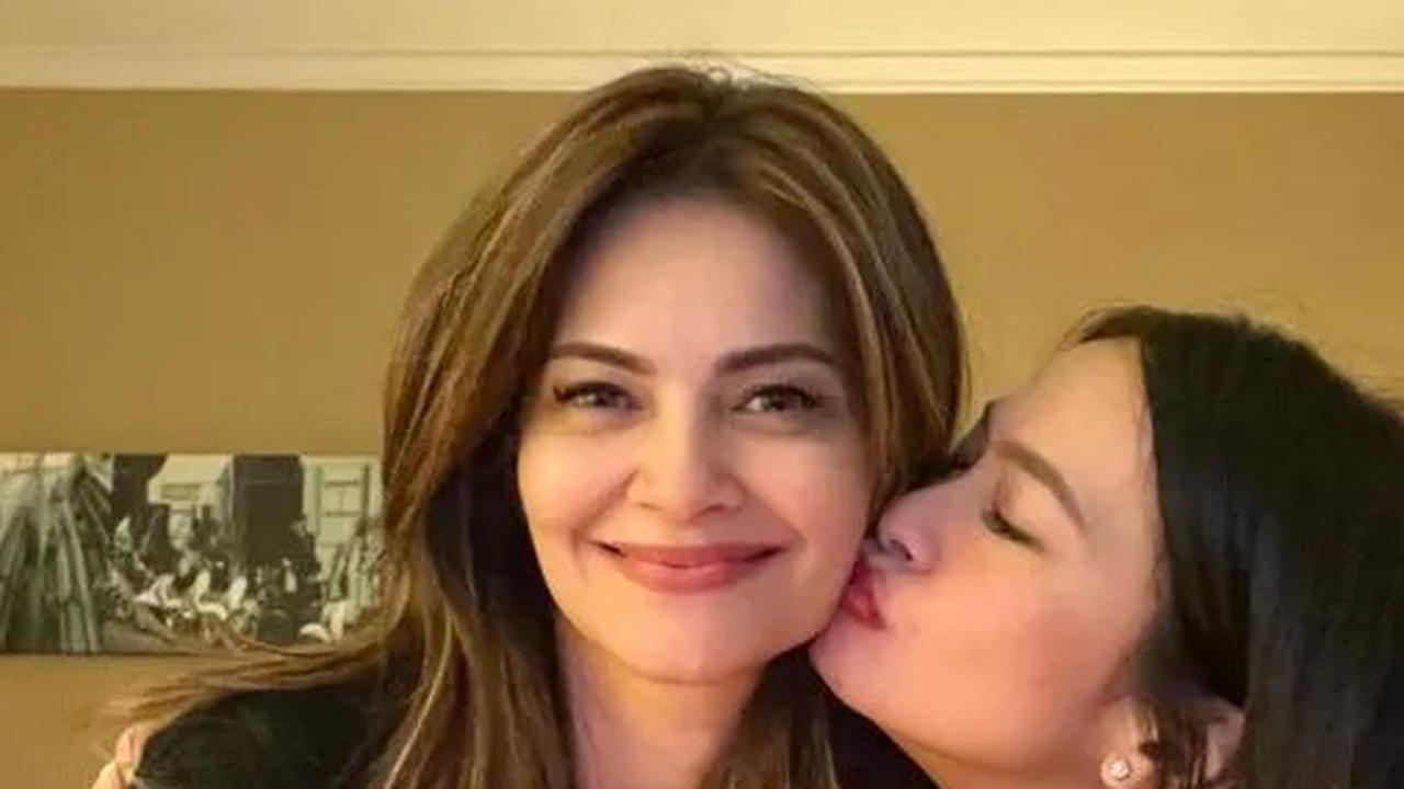 Foto-foto Liburan Cut Tari di Italia Bareng 'Kembaran', Kini Menginjak 46 Tahun Makin Cantik dan Awet Muda