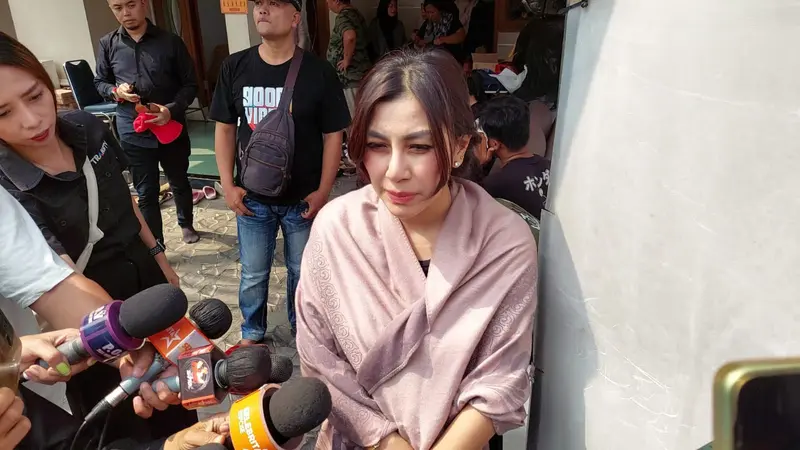 Nisya Ahmad Kenang Sosok Mendiang Ibunda Jeje Govinda, Mertua Syahnaz  Sadiqah yang Punya Sifat Jenaka - ShowBiz Liputan6.com