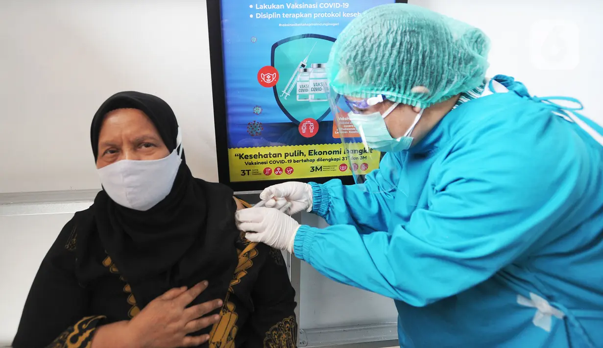 Tenaga kesehatan berusia lanjut menerima suntikan vaksin COVID-19 Sinovac di Puskesmas Kecamatan Jagakarsa, Jakarta, Kamis (11/2/2021). Sekitar 11 ribu nakes lansia yang berusia di atas 60 tahun saat ini menjadi prioritas penerima vaksin covid-19. (merdeka.com/Arie Basuki)