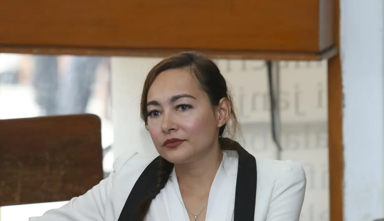 "Kita dewasa, anak bakalan gede, kita tetap orangtua, ngapain musuhan dan berantem. Nantinya putusan anak di saya atau di dia, ya sama saja, kita tetap orangtua mereka," tutur Dewi Rezer. (Andy Masela/Bintang.com)