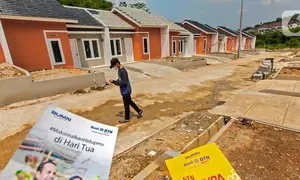 Warga berjalan di dekat pembangunan perumahan subsidi BTN di Kawasan Bogor, Jawa Barat, Jumat (18/2/2022). PT Bank Tabungan Negara (Persero) Tbk (BTN) memacu penyaluran Kredit Pembiayaan Rumah Sejahtera Fasilitas Likuiditas Pembiayaan Perumahan (KPR Sejahtera FLPP). (Liputan6.com/Angga Yuniar)