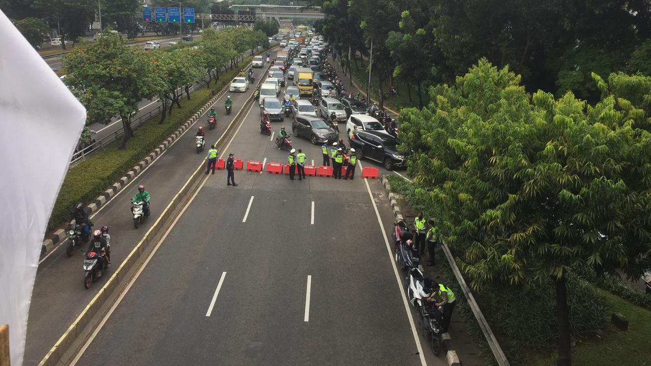 Demo 11 April, polisi membuat blokade dari arah Polda Metro Jaya yang  menuju Gedung DPR RI dialihkan ke arah pintu 10 GBK