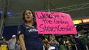 Seorang suporter LA Galaxy membawa tulisan selamat datang untuk Steven Gerrard. (AP Photo/Mark J. Terrill)