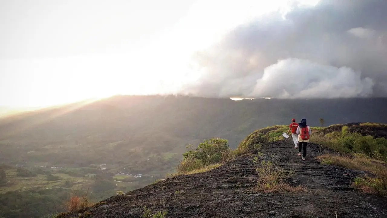 Kabut dingin dan matahari terbit yang hangat di Bukti Maddinra (Fauzan/Liputan6.com)