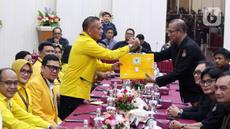 Sekjen Golkar Lodewijk Paulus menyerahkan dokumen daftar bakal calon legislatif (bacaleg) kepada Ketua Komisi Pemilihan Umum (KPU) Hasyim Asy'ari di Gedung KPU, Jakarta, Minggu (14/5/2023). (Liputan6.com/Herman Zakharia)