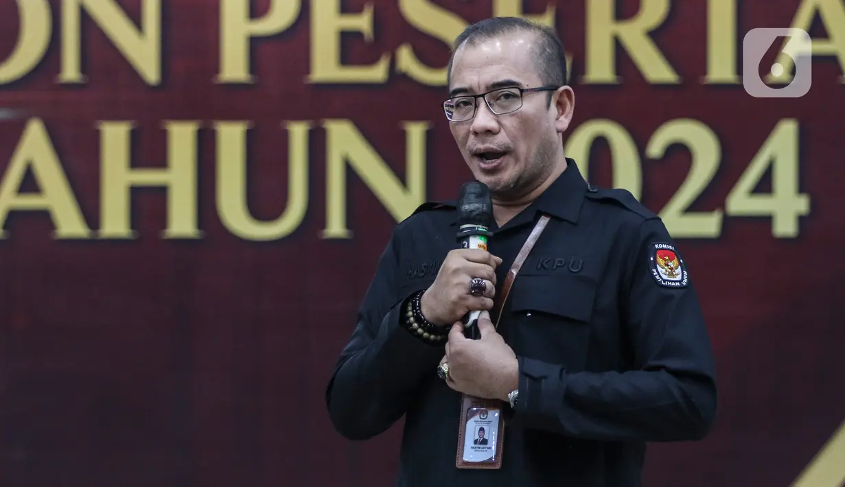 Ketua Komisi Pemilihan Umum (KPU) Hasyim Asy'ari memberikan keterangan saat Pendaftaran Partai Politik Calon Peserta Pemilu tahun 2024 di Kantor KPU, Jakarta, Rabu (3/8/2022). Hari ketiga pendaftaran, Partai Garuda menjadi partai politik kesebelas yang mendaftarkan diri untuk calon peserta Pemilu tahun 2024. (Liputan6.com/Johan Tallo)