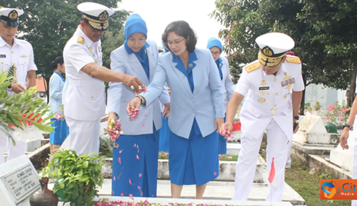 Citizen6, Surabaya: Upacara yang berlangsung sederhana tersebut, dikuti oleh enam pleton yang terdiri dari pleton Bintara/tamtama, PNS, perwira pertama, perwira menengah, kadet AAL dan ibu-ibu PG Jalasenastri Kobangdikali. (Pengirim: Penkobangdikal)