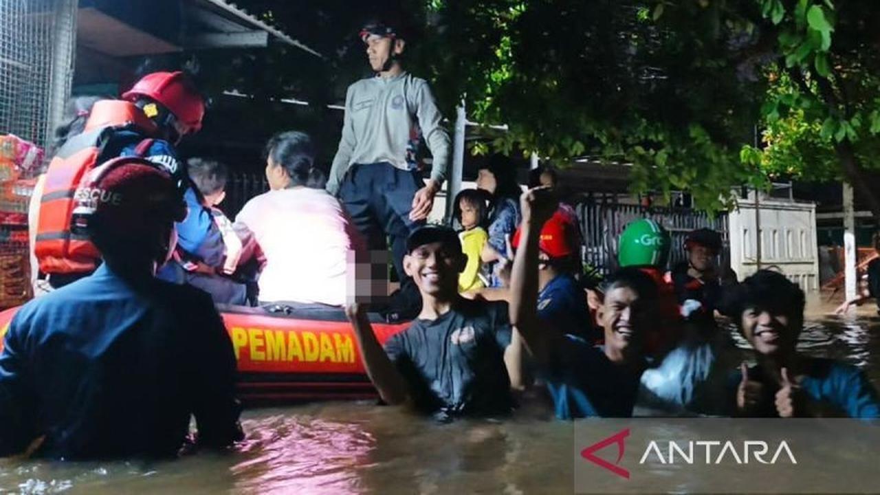 Banjir Kiriman Depok Rendam 10 RW di Ciracas, Warga Dievakuasi