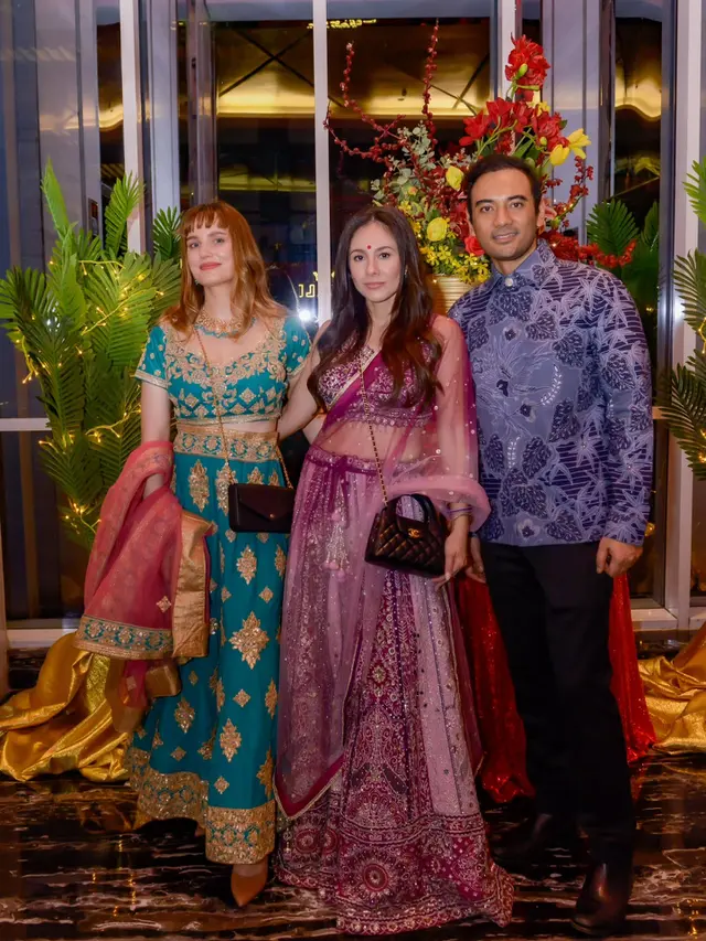 Wulan Guritno Tampil Anggun dalam Balutan Sari India dan Tas Chanel Rp96 Juta di Perayaan Diwali Night