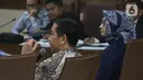 Presdir PT Angkasa Pura (AP) II, Muhammad Awaluddin (kedua kanan) menjawab pertanyaan saat menjadi saksi pada sidang lanjutan dugaan suap pengadaan Baggage Handling System (BHS) dengan terdakwa Andi Taswin Nur di Pengadilan Tipikor, Jakarta, Senin (18/11/2019). (Liputan6.com/Helmi Fithriansyah)