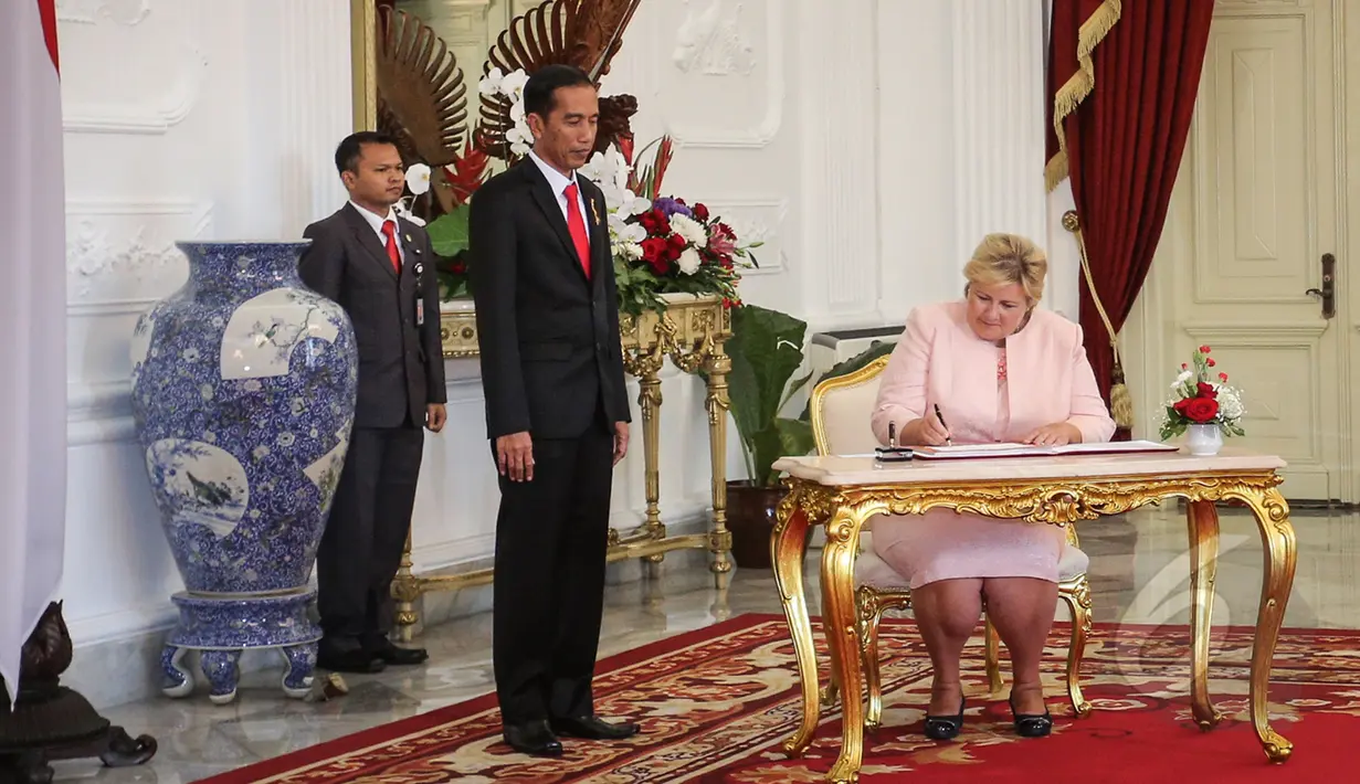 Perdana Menteri (PM) Norwegia, Erna Solberg menandatangani nota di Istana Negara, Jakarta, Selasa (14/4/215). Kunjungan PM Norwegia Erna Solberg dalam rangka memperkuat kerja sama bisnis. (Liputan6.com/Faizal Fanani)
