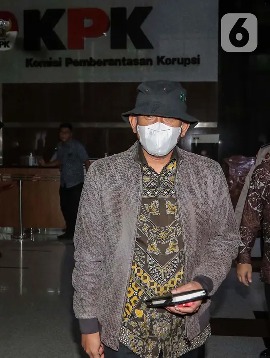 Tidak banyak komentar dikeluarkan Pius Lustrilanang saat meninggalkan gedung Merah Putih KPK. (Liputan6.com/Angga Yuniar)