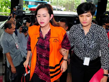 Staff anggota DPR, Julia Prasetyarini tiba di Gedung KPK untuk menjalani pemeriksaan, Jakarta, Rabu (2/3/2016). Julia diperiksa sebagai saksi dalam kasus dugaan korupsi di Kementerian PUPR tahun anggaran 2016. (Liputan6.com/Helmi Afandi)
