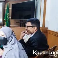 Natasha Rizky hadir dalam sidang perdana. Mengenakan busana syari, perempuan tiga orang anak itu hadir didampingi kuasa hukumnya. Dalam keterangannya sambil menangis Natasha menyebut Desta pria yang baik banget. 
 [Foto: Muhammad Akrom Sukarya/KapanLagi.com]