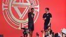 Pemain timnas Portugal, Cristiano Ronaldo menemui para penggemarnya dalam rangkaian “CR7 Tour” di Beijing, China, Kamis (19/7). Teriakan fans dan kilatan lampu kamera menyambut kedatangan bapak 4 orang anak tersebut. (WANG ZHAO/AFP)