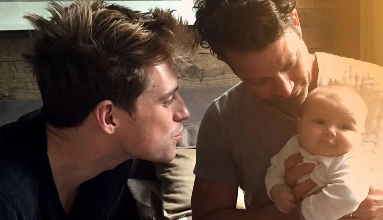 Nate Berkus dan Jeremiah Brent melahirkan anak lelaki mereka, Oskar lewat jasa rahim ibu pengganti. (Entertainment Tonight)