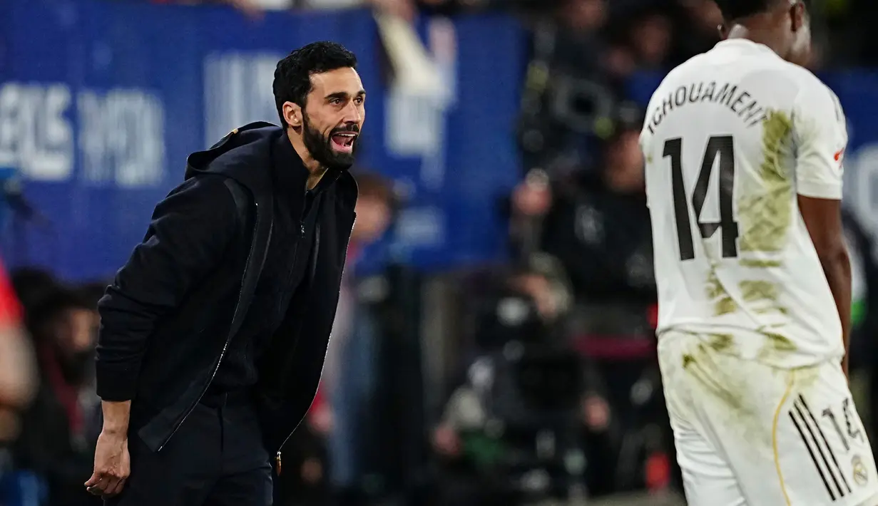 Pelatih Real Madrid, Alvaro Arbeloa memberikan instruksi kepada pemainnya dalam laga lanjutan Liga Spanyol melawan Osasuna di El Sadar Stadium, Pamplona, Spanyol, Sabtu (21/02/2026) waktu setempat. (AP Photo/Miguel Oses)