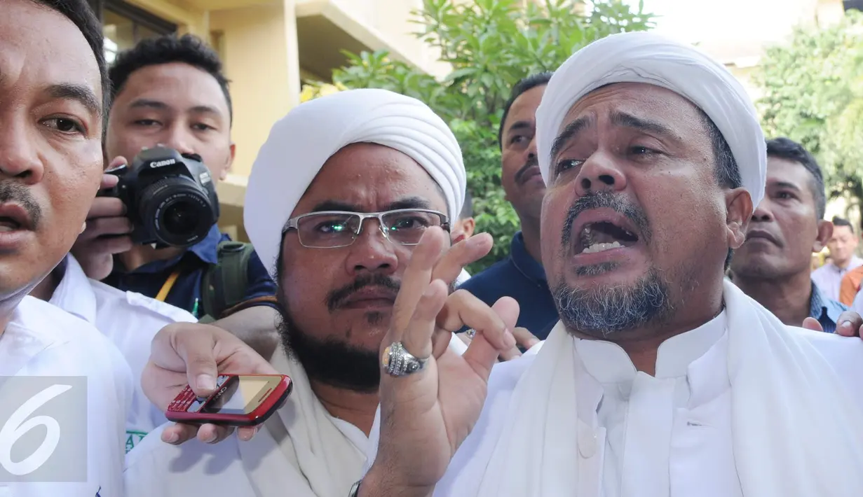 Ketua FPI Habib Rizieq memberi keterangan saat tiba menghadiri gelar perkara terbuka terbatas kasus dugaan penistaan agama oleh Basuki T Purnama di Gedung Rupatama, Mabes Polri, Jakarta, Selasa (15/11). (Liputan6.com/Helmi Afandi)
