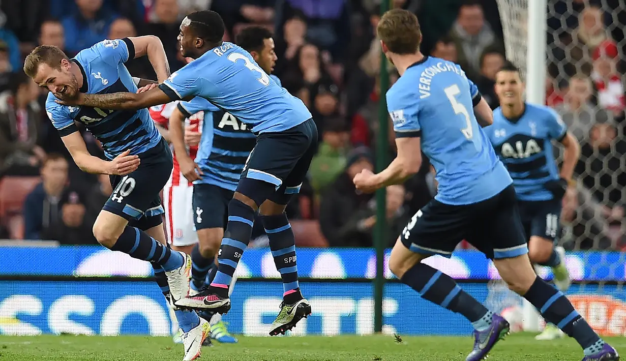 Pemain Tottenham Hotspur, Harry Kane (kiri) merayakan golnya ke gawang Stoke City  pada lanjutan Liga Inggris di Stadion Britannia, Stoke, Selasa (19/4/2016) dini hari WIB. (AFP/Paul Ellis)