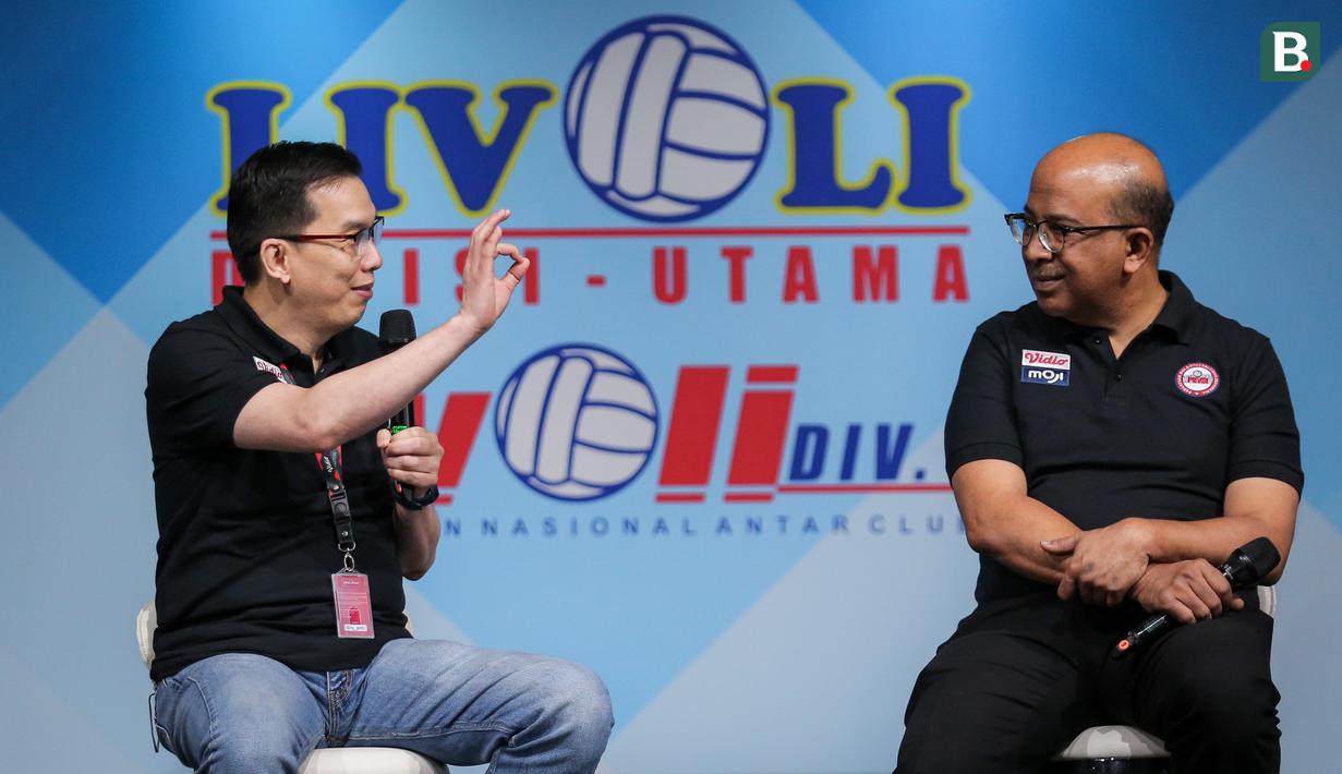 <p>COO Vidio, Hermawan Sutanto (kiri) memberikan keterangan saat konferensi pers Livoli 2022 yang berlangsung di Hall Senayan City, Jakarta, Rabu (21/09/2022) sore WIB. (Bola.com/Bagaskara Lazuardi)</p>