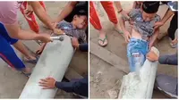 6 Potret Aksi Bantu Orang Terjebak di Tempat Tak Terduga, Bikin Ikut Deg-degan