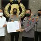 Menteri Pemuda dan Olahraga (Menpora), Zainudin Amali bertemu dengan Kapolri Listyo Sigit Prabowo untuk menerbitkan izin BRI Liga 1. (Kemenpora).