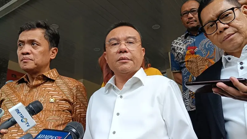 Wakil Ketua DPR RI, Ahmad Sufmi Dasco saat menemui pendemo yang di tahan di Polda Metro Jaya, Jumat (23/8/2024). (Merdeka.com)