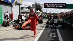 Pembalap Ferrari Charles Leclerc berlari usai memenangkan F1 GP Italia 2019 di Sirkuit Monza, Minggu (8/9/2019). Leclerc menjuarai F1 GP Italia 2019 setelah pertarungan alot melawan duo pembalap Mercedes, Lewis Hamilton dan Valtteri Bottas. (AP Photo/Luca Bruno)