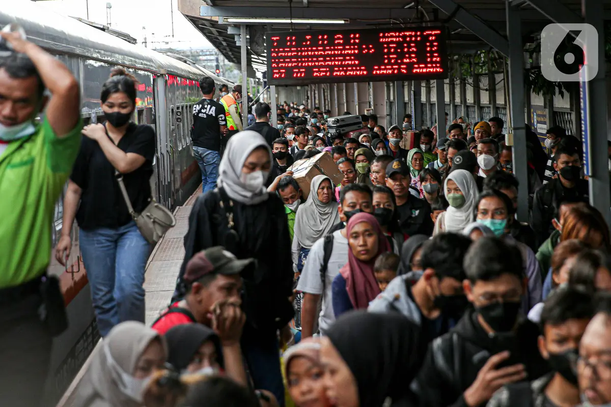Arus Balik Lebaran Idul Fitri, Stasiun Pasar Senen Ramai Kedatangan Pemudik