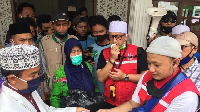 Ustaz Zacky Mirza mendadak muncul di lokasi banjir bandang di kawasan Cicurug, Sukabumi. (https://www.instagram.com/p/CFldy9_hN_v/)