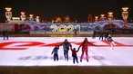 Sejumlah orang berseluncur saat pembukaan arena seluncur es di VDNKh (Pameran Prestasi Ekonomi Nasional), Moskow, Rusia, Jumat (27/11/2020). Area tersebut terbuat dari lapisan es buatan lebih dari 20.000 meter persegi. (AP Photo/Alexander Zemlianichenko)