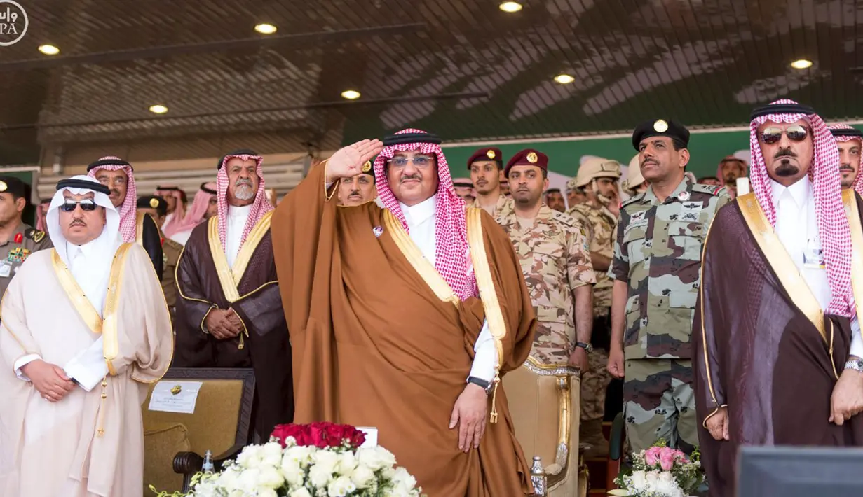 Pangeran Arab Saudi memberikan hormat saat menghadiri latihan militer oleh pasukan keamanan Saudi barat dari Riyadh, Arab Saudi (6/4/2016). (REUTERS/Saudi Press Agency)