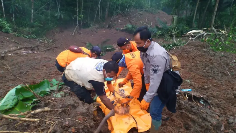 Tim SAR Gabungan menemukan satu korban longsor di Desa Kalijering, Kecamatan Padureso, Kebumen, Rabu (10/2/2021). (Foto: Liputan6.com/Basarnas)