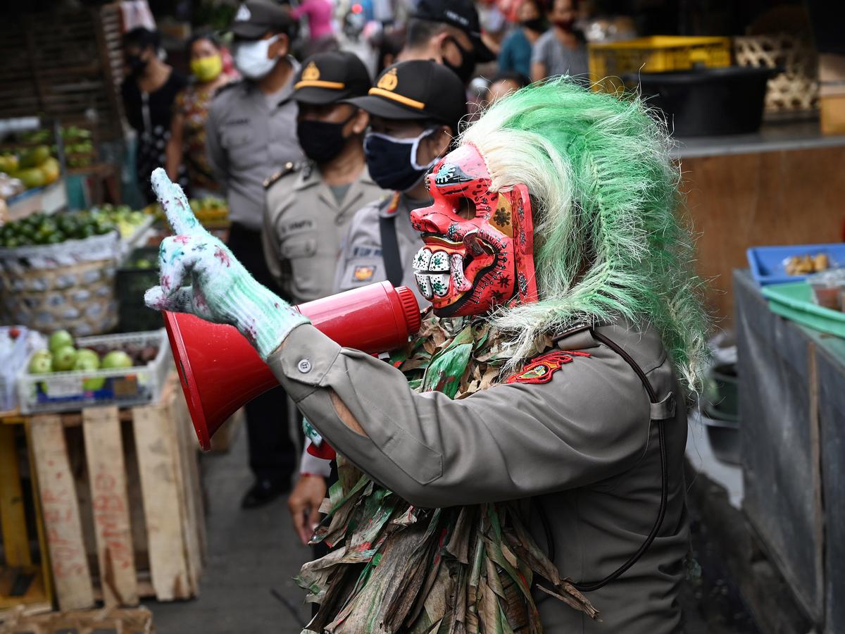 FOTO: Cara Unik Polisi Bali Sosialisasikan Pencegahan COVID ...