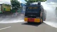 Polisi melakukan penyemprotan disinfektan di jalan raya menggunakan kendaraan water cannon. (Instagram @dagelan)