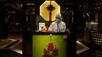 Mengenakan pakaian pelindung diri atau hazmat, seorang resepsionis restoran berbicara melalui telepon di Hotel Shangri-La pada Olimpiade Musim Dingin 2022, 16 Februari 2022, di Beijing. (AP Photo/Jae C.Hong)