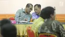 Komisioner Hasyim Asy'ari (kiri) menghadiri sosialisasi sistem informasi partai politik tahap III di Gedung KPU, Jakarta, Jumat (15/9). Sosialisasi digelar untuk mempertajam pemahaman partai akan penggunaan sipol tersebut. (Liputan6.com/Faizal Fanani)