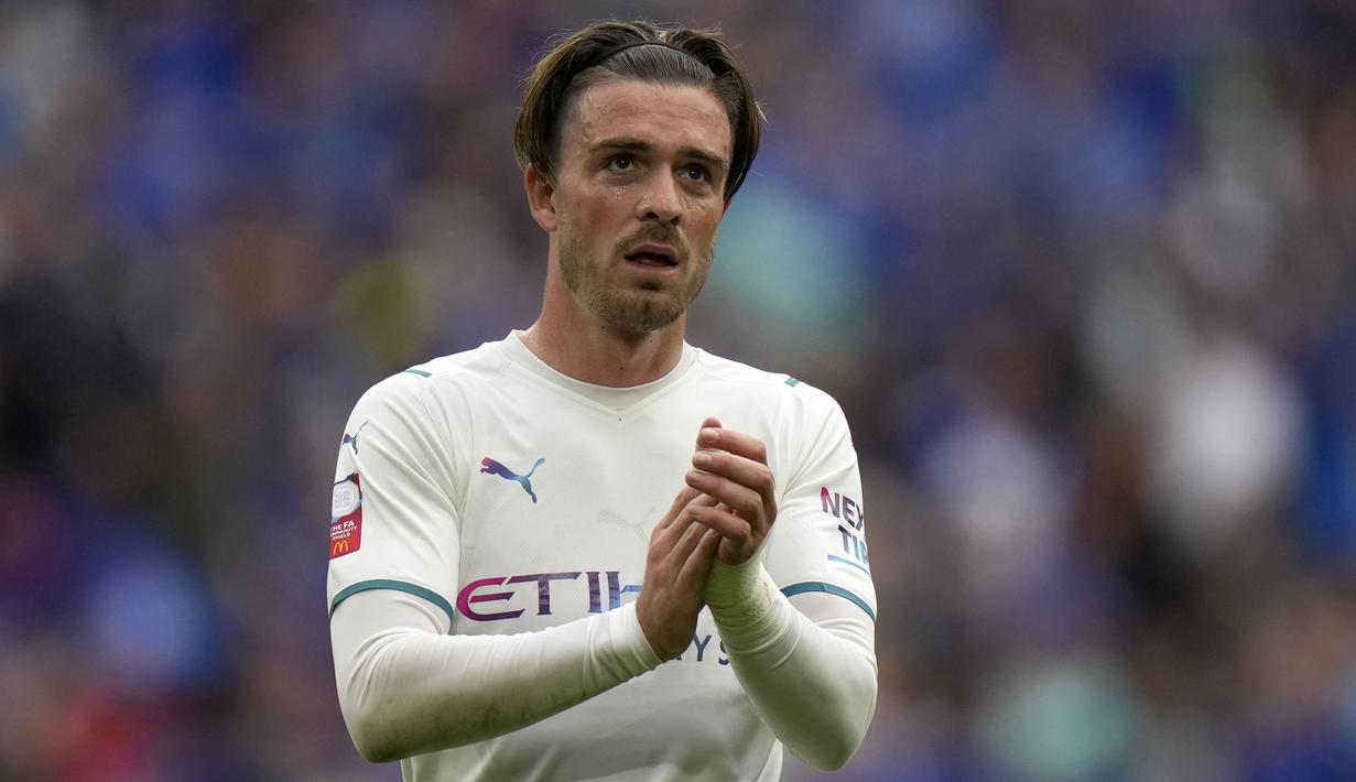 Jack Grealish di rekrut oleh Manchester City pada bursa transfer musim panas ini. Dirinya didatangkan dari Aston Villa dengan harga 100 juta Poundsterling. Nilai tranfernya menjadi yang termahal di Liga Inggris. (Foto: AP/Alastair Grant)