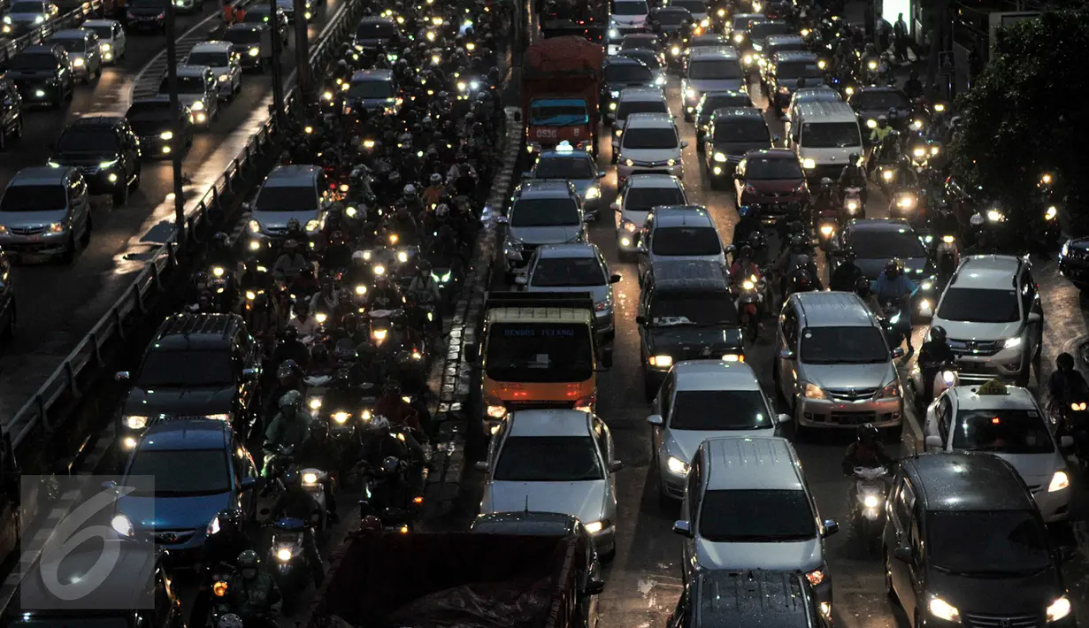 Kepadatan kendaraan saat sore menjelang malam di Jalan Jenderal Gatot Subroto, Jakarta, Jumat (3/3). Produsen GPS, TomTom merilis daftar kota dengan kemacetan terparah di dunia dan Jakarta menempati posisi ketiga. (Liputan6.com/Yoppy Renato)