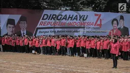 Ratusan kader dan simpatisan partai PDIP hadir mengikuti upacara HUT ke-74 RI di Jakarta, Sabtu (17/8/2019). Upacara HUT ke-74 Kemerdekaan RI tersebut diikuti ribuan kader dan simpatisan partai PDIP. (Liputan6.com/Faizal Fanani)