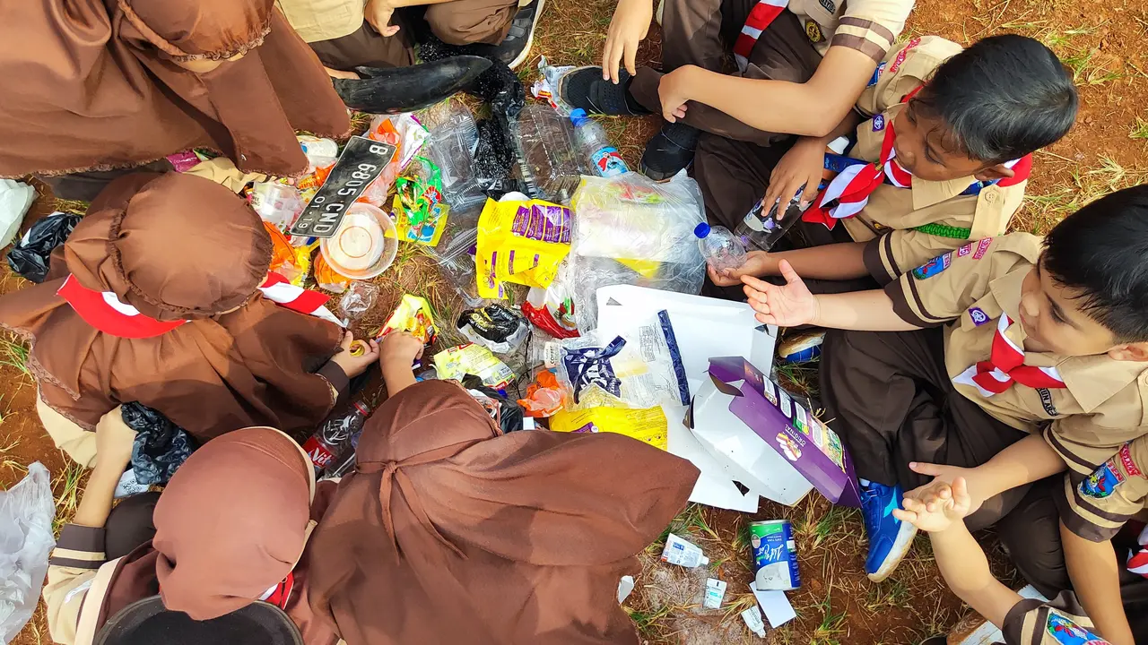 Komunitas GUA Edukasi Lingkungan Kepada 350 Pelajar Madrasah Ibtidaiyah Nurul Islam 