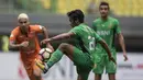 Gelandang Bhayangkara FC, Ilham Udin Armaiyn, mengontrol bola saat melawan Borneo FC pada laga Liga 1 Indonesia di Stadion Patriot, Bekasi, Rabu (20/9/2017). Bhayangkara menang 2-1 atas Borneo. (Bola.com/Vitalis Yogi Trisna)