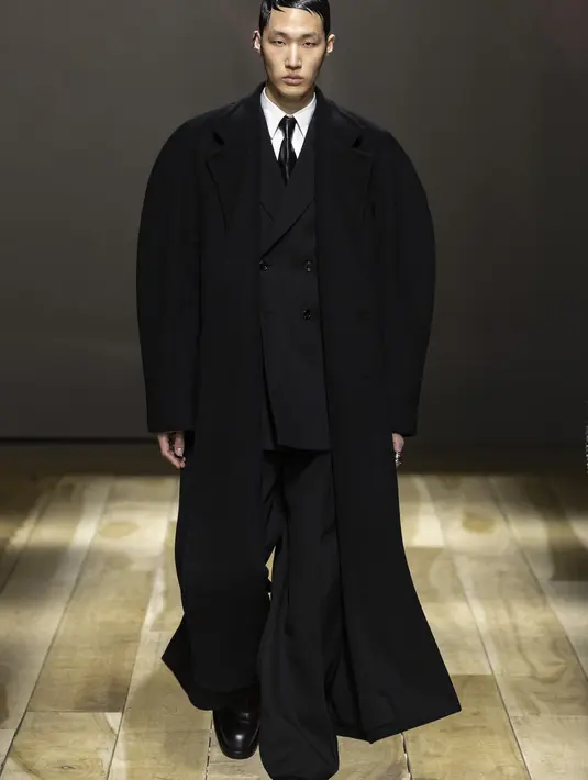 Dalam bahasa bunga, anggrek adalah simbol cinta. Foto: Document/Alexander McQueen.