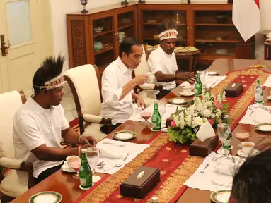 Presiden Joko Widodo (Jokowi) makan siang bersama pemenang lomba festival Gapura Cinta Negeri di Istana Merdeka, Jakarta, Selasa (3/9/2019). Pemenang lomba yang diundang makan siang bersama Jokowi, yakni warga yang berasal dari Kabupaten Yapen dan Kabupaten Nduga. (Liputan6.com/Angga Yuniar)