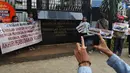 Massa Kabar Bumi dan JBMI berunjuk rasa menuntut keadilan untuk TKI Adelina Sau di depan Kedutaan Besar Malaysia, Jakarta, Senin (29/4/2019). Adelina Sau merupakan korban perdagangan manusia dari NTT. (Liputan6.com/JohanTallo)