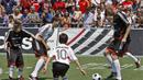  Zinedine Zidane bermain bola bersama anak-anak di 'fanzone' Hofburg, Vienna, Austria (22/06/2008).  (EPA/Hebert Neubauer)