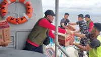 Saat Siswa Sekolah Ikut Distribusikan Bantuan Ekspedisi Rupiah Berdualat di Pulau Manipa